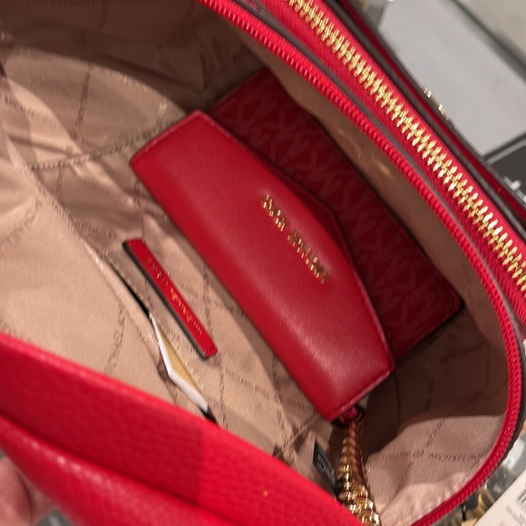 MICHAEL KORS
Maisie Large Pebbled Leather 2-in-1 Sling Pack
Bright Red
NWT - Picture 12 of 16